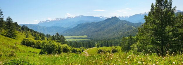 Vista panorámica del valle de la montaña desde el paso, Altai