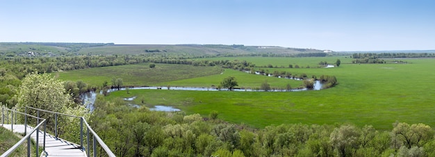 Vista panorámica del valle del río en la parte central de Rusia