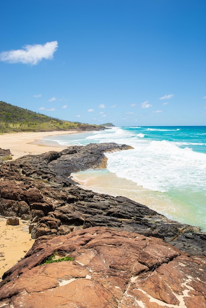 Vista panorâmica vertical da beira-mar em um dia ensolaradoPiscinas de champanheFraser IslandQueenslandAustrália