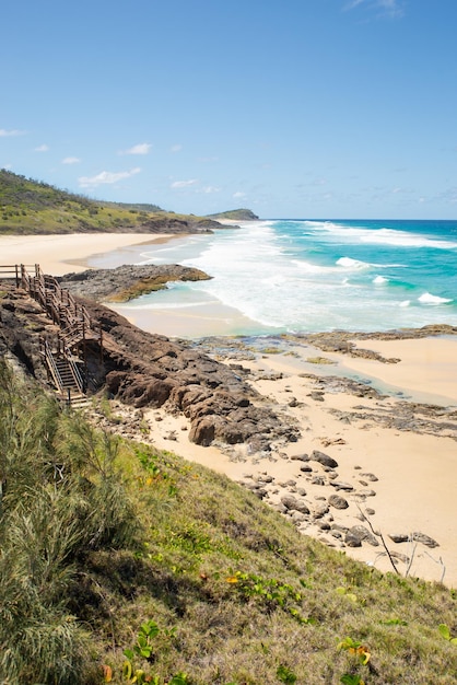 Vista panorámica vertical de la orilla del mar en un día soleadoPiscinas de champánIsla FraserQueenslandAustralia