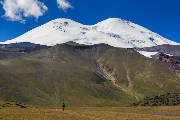 Vista panorámica de la vertiente norte del monte Elbrus de las montañas del Cáucaso en Rusia. Picos nevados del estratovolcán.