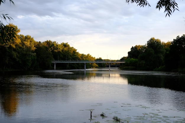 Vista panorámica del viejo puente azul a través de las tranquilas aguas del río