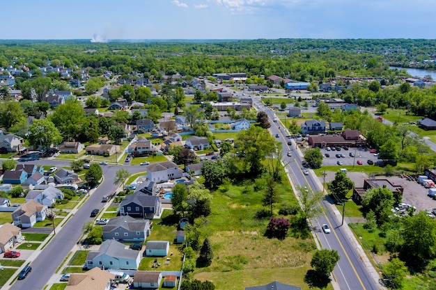 Vista panorámica de la vista en los techos de altura pequeña ciudad de casa de barrios residenciales de la ciudad de Sayreville, Nueva Jersey, EE.UU.