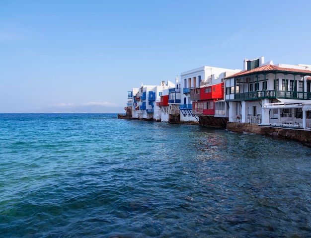 Vista panorámica de las vistas de la isla de Little Venice con turistas que caminan en Mykonos Grecia