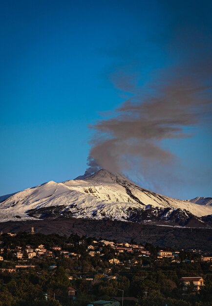 Foto vista panorámica del volcán contra el cielo