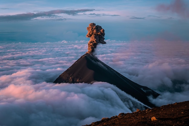 Vista panorámica del Volcán de Fuego, Guatemala, América Central
