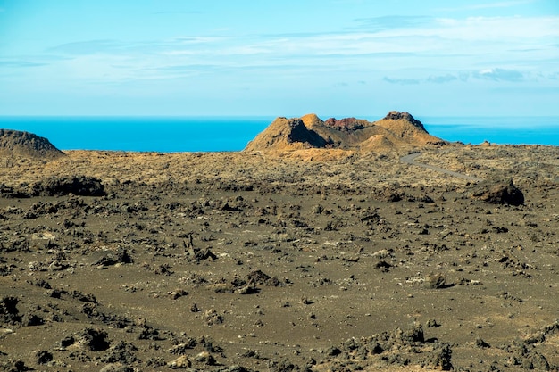 Vista panorámica de una zona rocosa en la orilla del mar