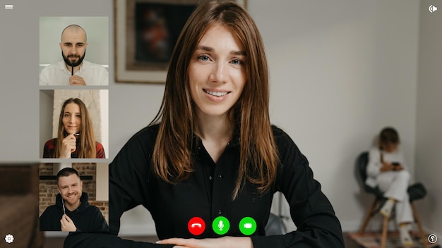 Foto una vista de la pantalla de la computadora de la aplicación de telecomunicaciones durante un chat de video en el que el gerente informa sobre negocios mientras su hija juega detrás. compañeros de trabajo en una reunión en línea.