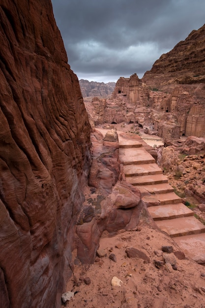 vista para a estrada principal na rua de fachadas entre montanhas arenosas no deserto em tempo tempestuoso