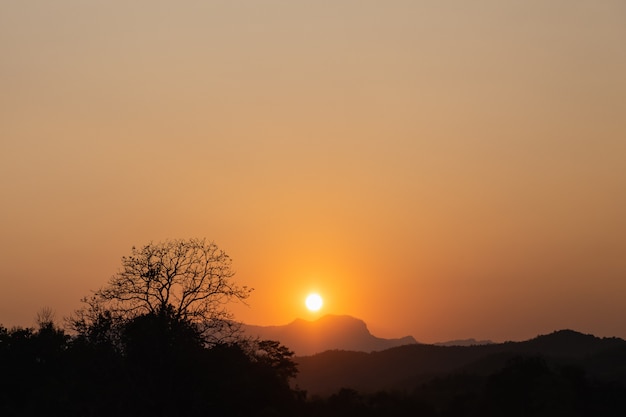 Vista para a montanha ao pôr do sol