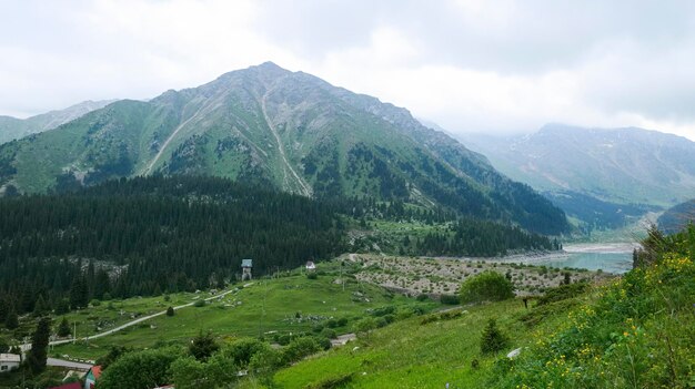 Foto vista para a montanha com floresta e lago