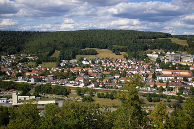 Vista para a montanha da cidade, na Alemanha. Caminhe pelos jardins do castelo.