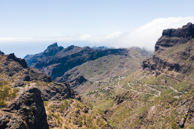 Vista para a montanha, estrada nas montanhas da ilha de Tenerife. Ilhas Canárias, Espanha