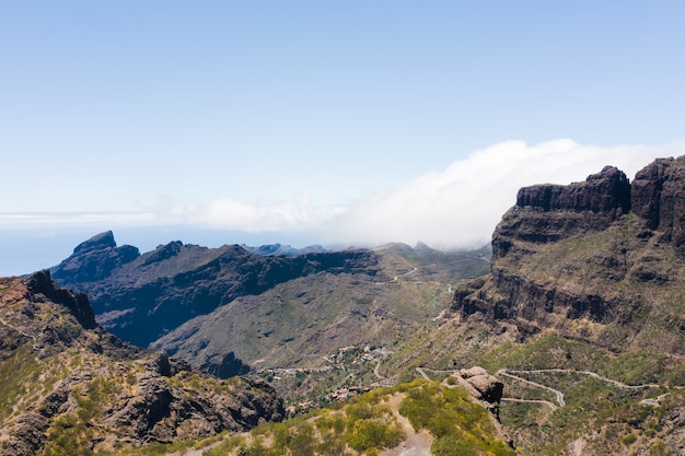 Foto vista para a montanha, estrada nas montanhas da ilha de tenerife.