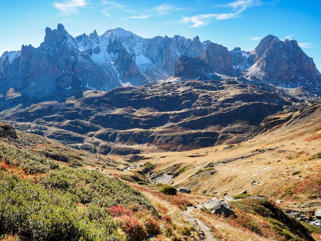 Foto vista para a montanha no parque nacional de ecrins perto do refúgio drayeres frança