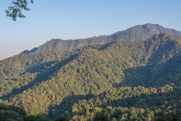 Vista para a montanha no Parque Nacional KewHin Ban Chae Son Chae Son em Lampang Tailândia