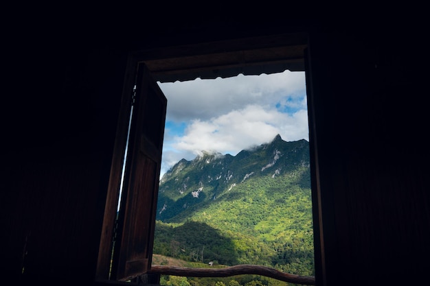 Vista para a montanha verde em Chiang Dao