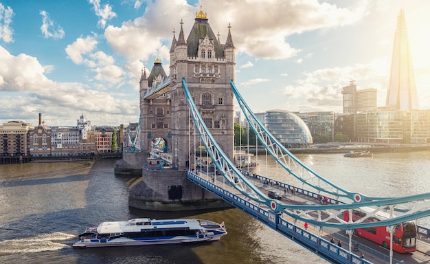 vista para a ponte da torre no rio tâmisa com a prefeitura em um verão em londres. ideal para layouts de sites e revistas