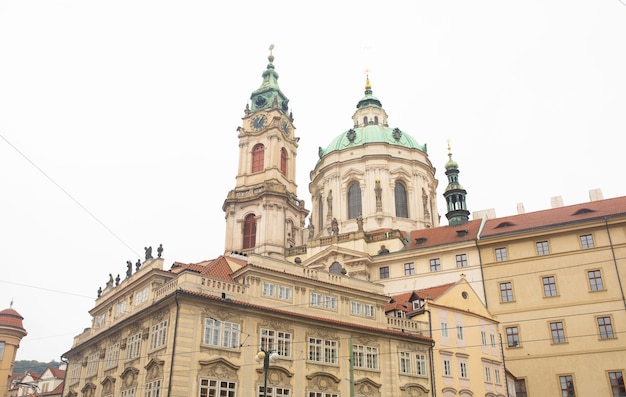 Vista para a rua no centro antigo de Praga, capital e maior cidade da República Tcheca.