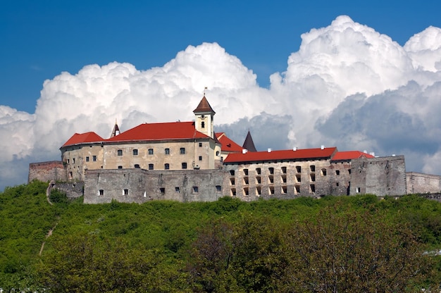 Foto vista para o antigo castelo em dia ensolarado