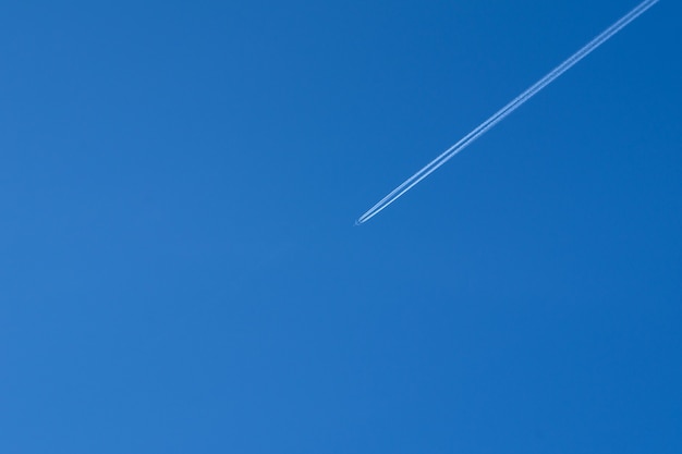 Vista para o avião e céu azul claro
