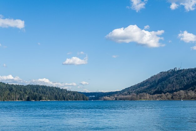 Vista para o braço indiano do norte de Vancouver Canadá, dia ensolarado de primavera, nuvens brancas no céu azul