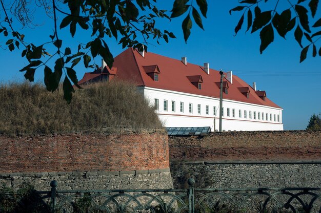 Vista para o castelo histórico ostrozkyi em dubno, região de rivne na ucrânia. tiro horizontal ao ar livre.