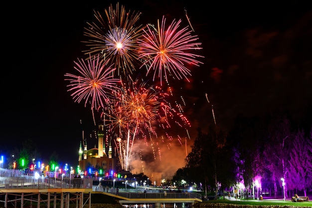 Vista para o céu noturno e lindos fogos de artifício explodindo na cidade