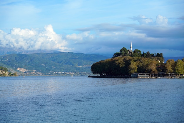 Vista para o lago com pequena floresta