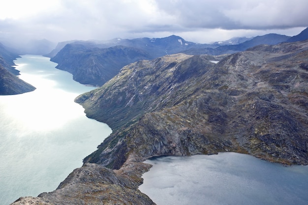 Vista para o lago da montanha. Parque Nacional Jotunheimen