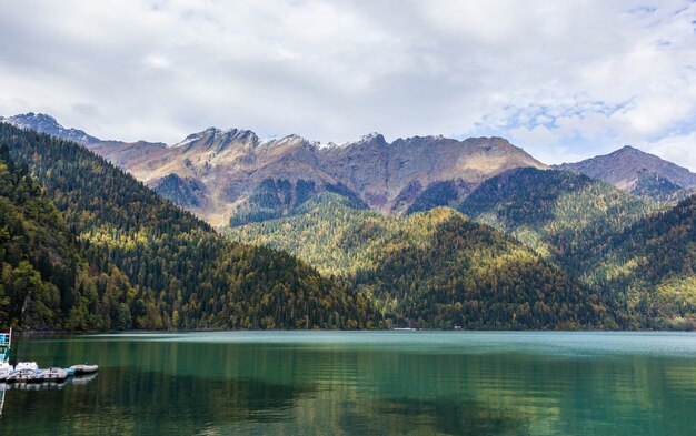 Vista para o lago das montanhas