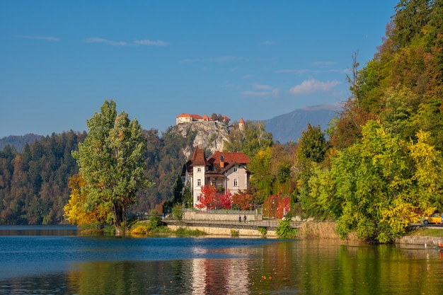 Foto vista para o lago e o castelo no topo da colina