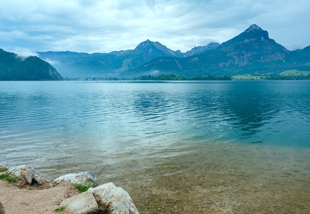 Vista para o lago no verão de Wolfgangsee (Áustria).