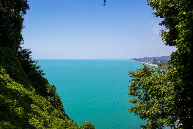 Vista para o mar azul e verde e paisagem no Mar Negro