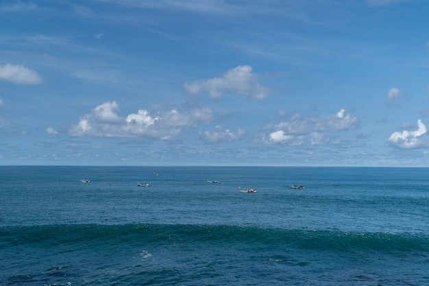 Vista para o mar azul em um dia ensolarado