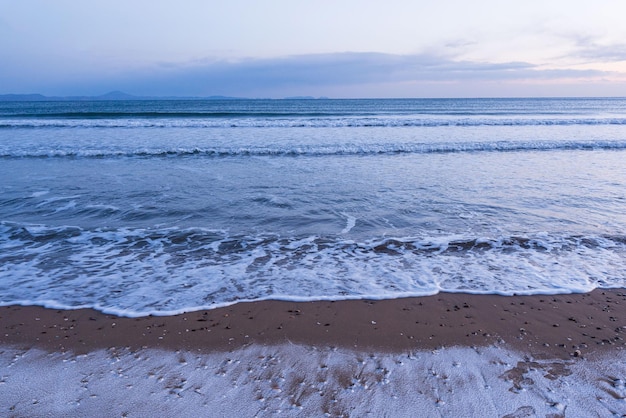 Vista para o mar Borrão da praia de inverno devido à longa exposição