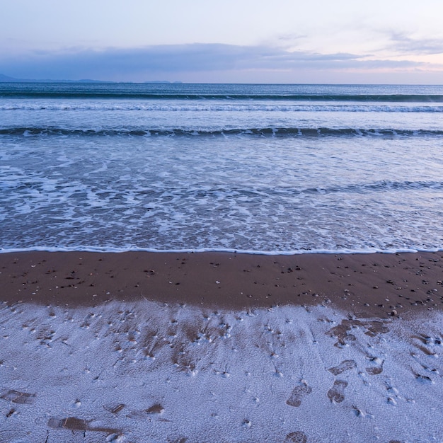 Vista para o mar Borrão da praia de inverno devido à longa exposição