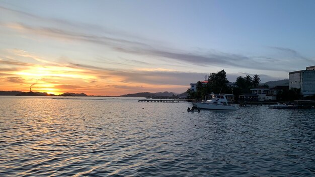 Foto vista para o mar calmo com vista para o pôr do sol