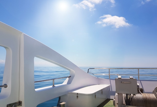 Vista para o mar calmo do convés de um iate de luxo, o conceito de relaxar na água e uma viagem romântica