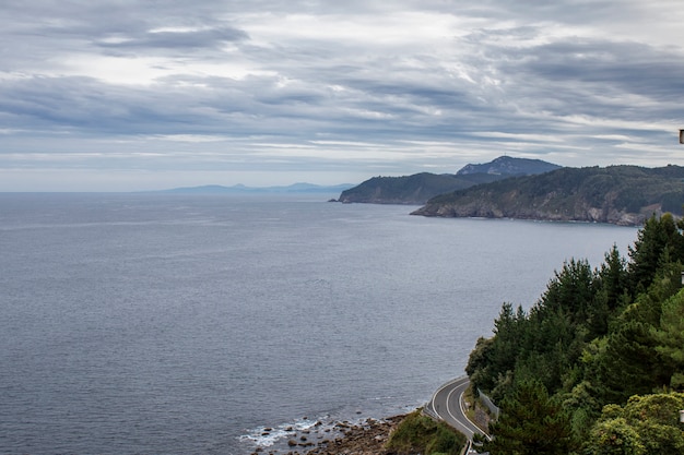 Foto vista para o mar cantábrico da parte superior da vila de elanchove.