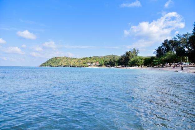 Vista para o mar, céu azul, fundo