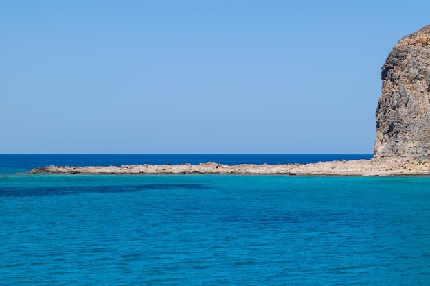 Vista para o mar com água azul. Conceito de turismo.