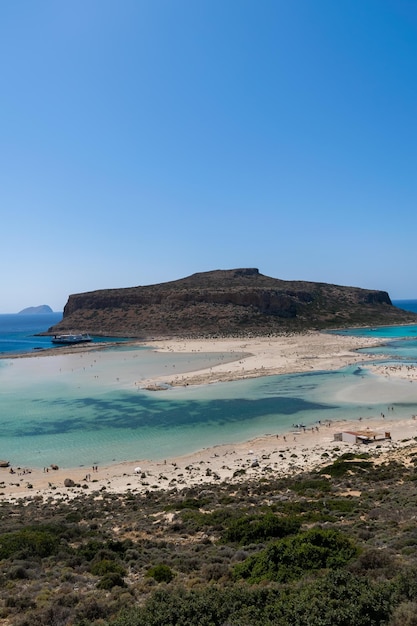 Vista para o mar com água azul. conceito de turismo.