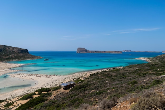 Vista para o mar com água azul. Conceito de turismo.