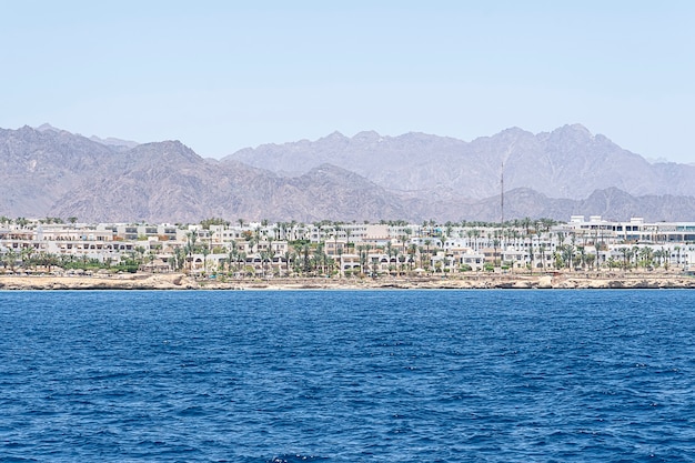 Vista para o mar da costa rochosa da cidade turística de Sharm el Sheikh. Mar Vermelho Egito.