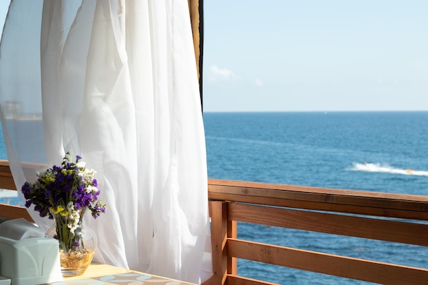 Vista para o mar de um espaço de cópia de café de verão aberto Água azul e fundo do céu