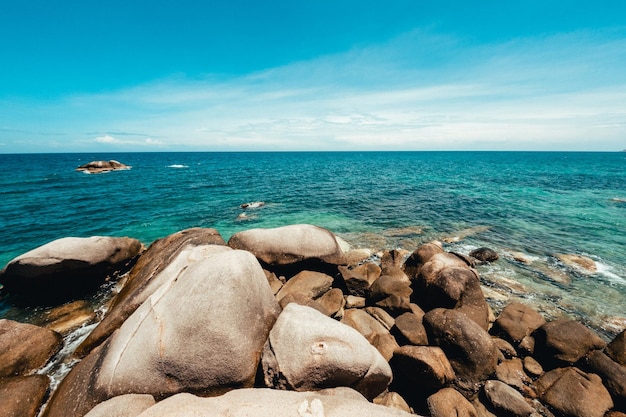 Vista para o mar de verão em uma ilha tropical