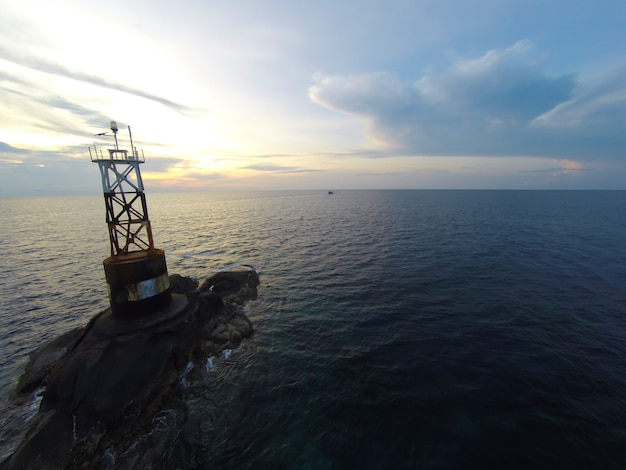 Foto vista para o mar do mar e farol.