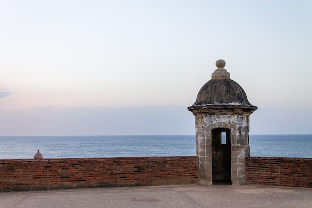 Vista para o mar do morro de san juan na velha san juan