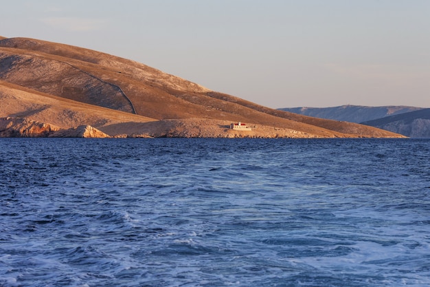 Vista para o mar e as montanhas no pôr do sol ou nascer do sol. Grandeza e tranquilidade da paisagem